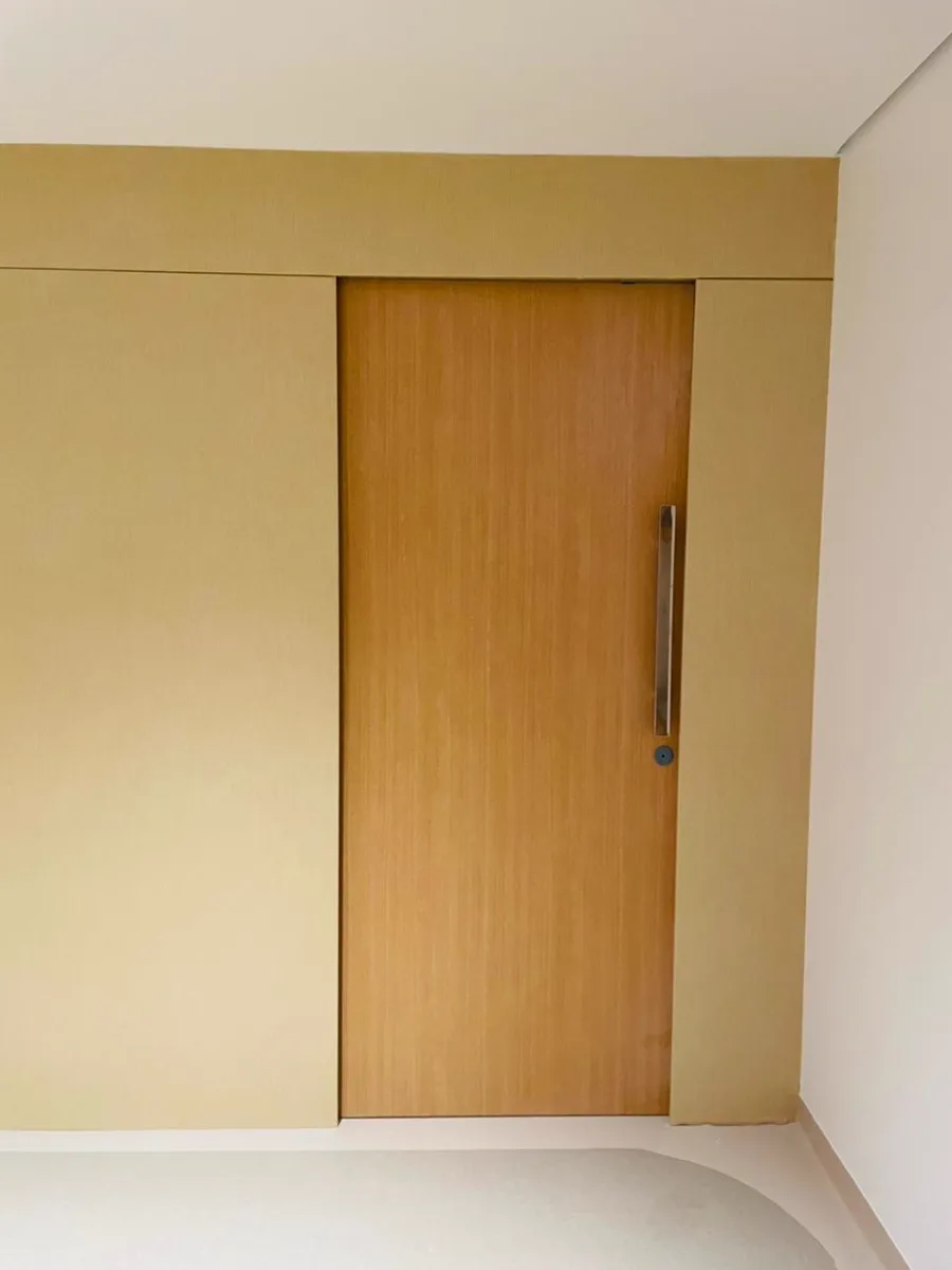 Porta com acabamento 3M™ DI-NOC™ amadeirado, vista frontal