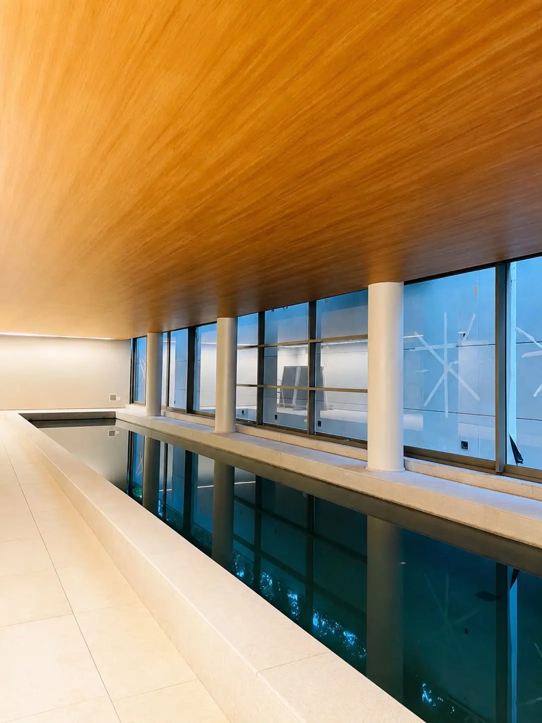 Mesmo teto revestido com acabamento amadeirado 3M™ DI-NOC™, ambiente finalizado com piscina